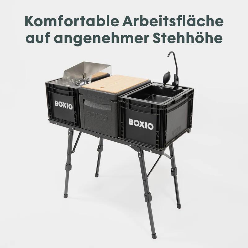 Campingbord BOXIO TABLE 88x40,5cm høydejusterbart grått montert i campingsituasjon
