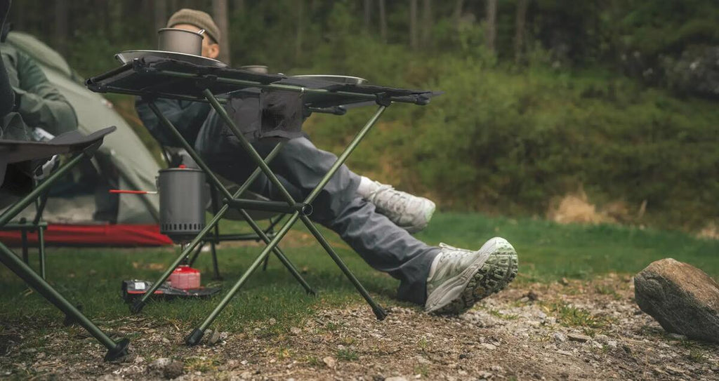 Campingbord Bushman Light montert ute i naturen