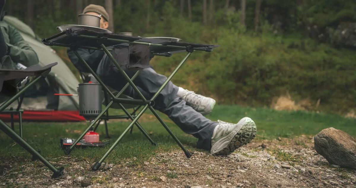 Campingbord Bushman Light montert ute i naturen