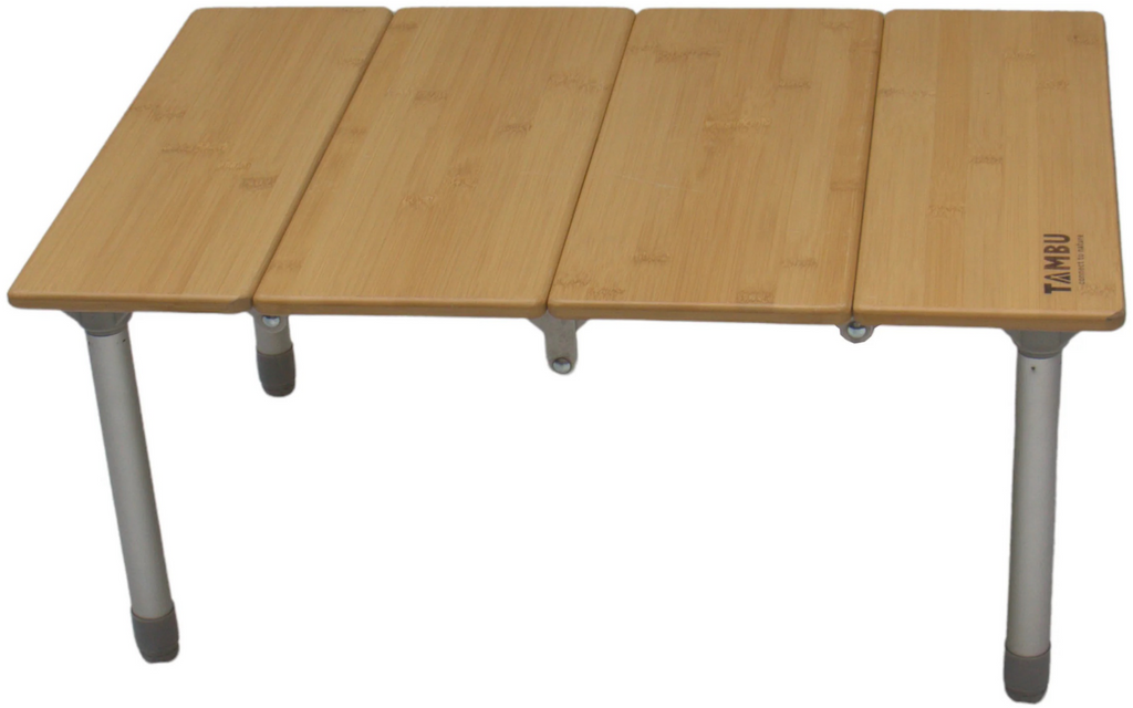 Campingbord Tebo 60 x 40 cm høydejusterbar bambus montert ved campingstol