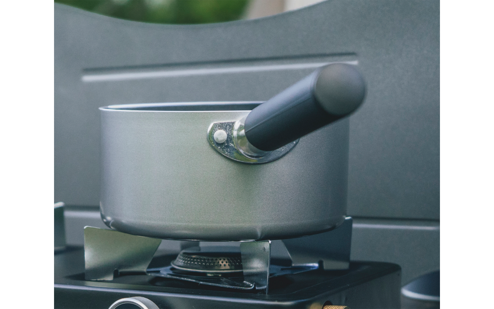 Campinggryte Feast aluminium med keramikbelegg 1,5 l avtakbart håndtak montert med håndtak