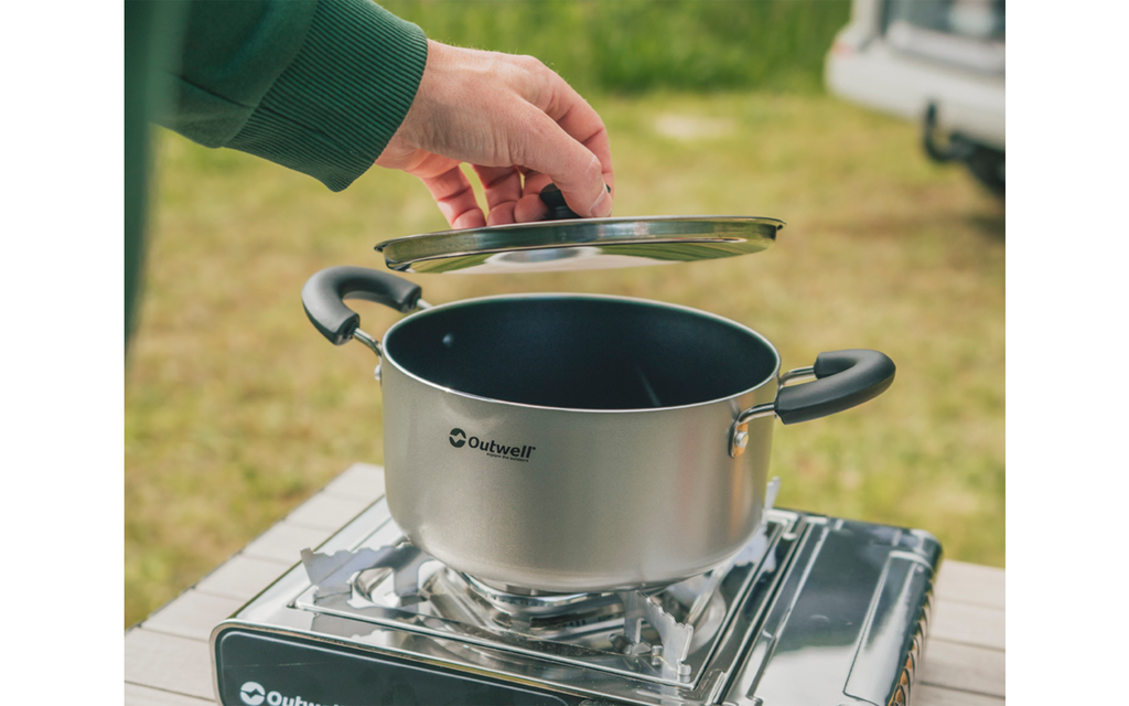 Campinggryte Feast aluminium med keramikbelegg 3 liter montert på komfyr