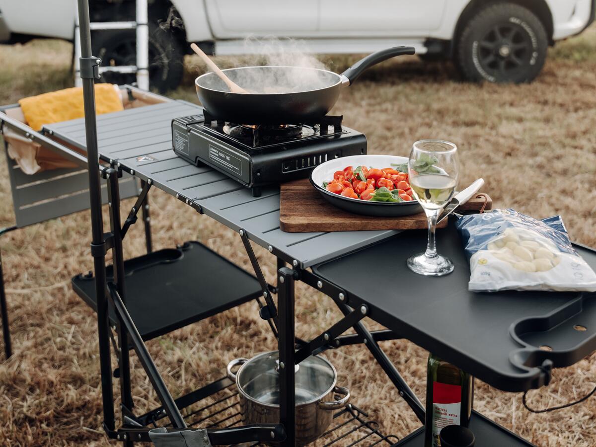 Campingkjøkken med oppvaskkum 143x88 cm aluminium 10,3 kg - CAMPWERK sammenfoldet for transport