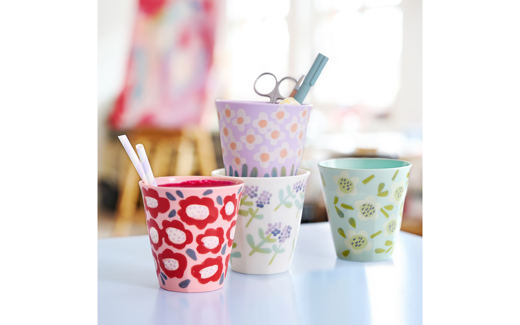 Montert Campingkopp Nora Cup M Bloomies Anemone 300 ml rose på bord
