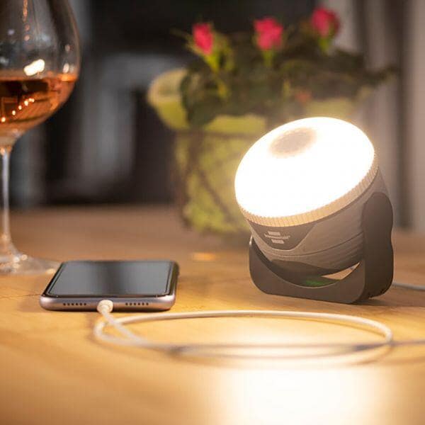 Campinglampe OLI med magnetisk oppheng på metallflate