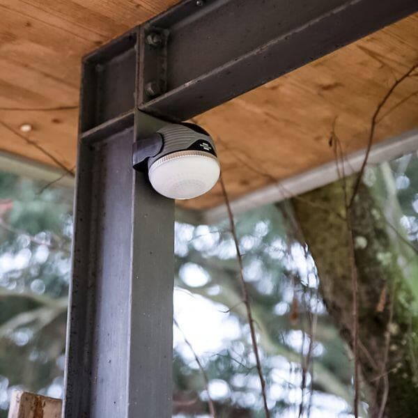 Campinglampe OLI med Bluetooth-høyttaler i bruk utendørs