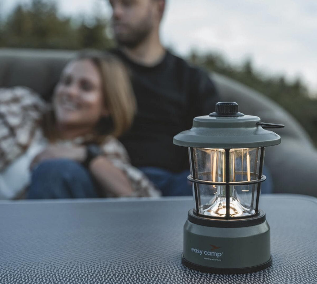 Montert Campinglykt Starflower AA 15-280 lumen grønn i bruk