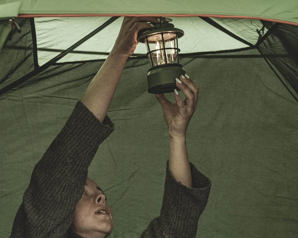 Nærbilde av Campinglykt Starflower AA 15-280 lumen grønn lys