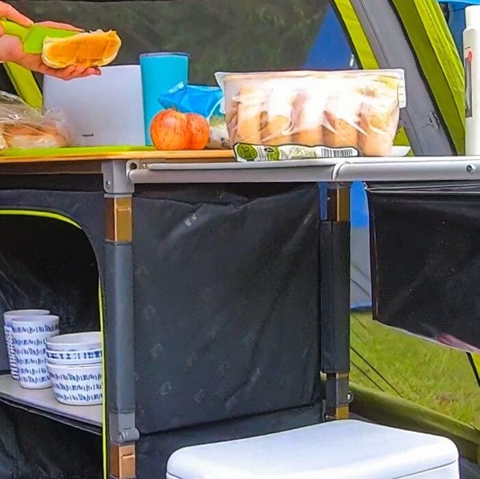 Nærbilde av låsesystem på Campingskap Eco V2 med bambusplate