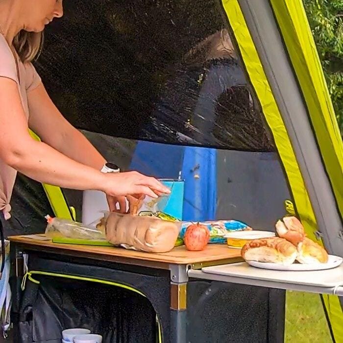 Uttrukket hylle på Campingskap Eco V2 med bambusplate