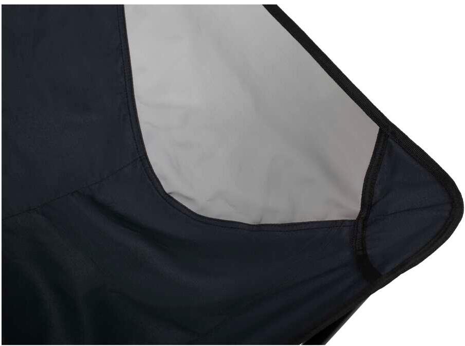 Campingstol Button Micro sammenleggbar 1,9 kg svart i bruk på campingplass