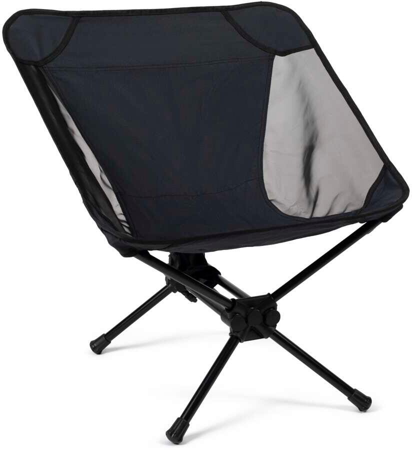 Campingstol Button Micro sammenleggbar 1,9 kg svart montert i naturen