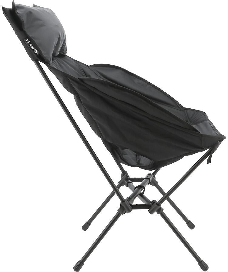 Campingstol Finn Relax sammenleggbar med hodepute svart montert på campingplass