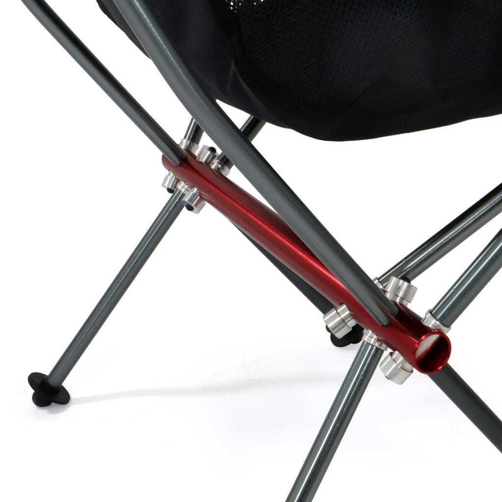 Detalj av armstøtte med drikkefeste på Campingstol Ultralight Relax høy rygg 1,7 kg svart - BasicNature