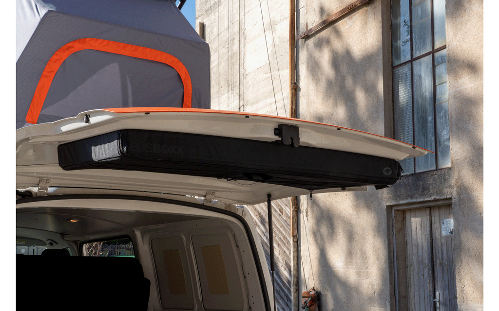 Montert chairBOXX campingstolmodul på VW T5/T6/T6.1 bakluke