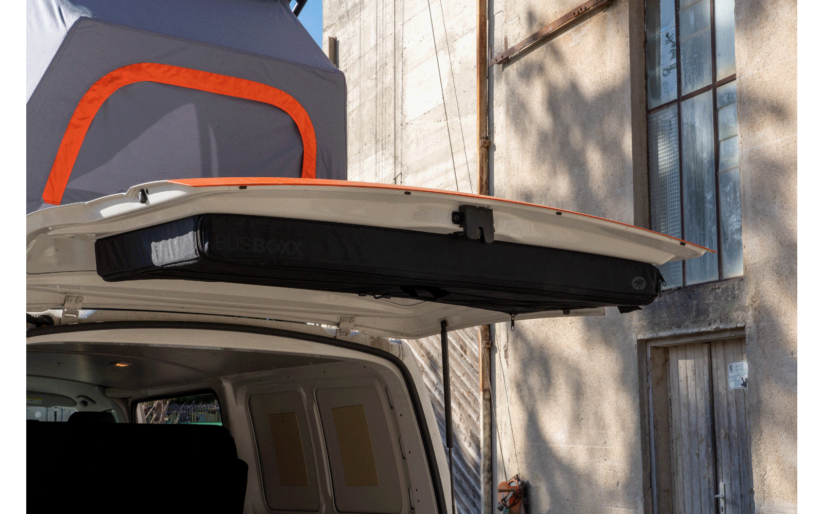 Montert chairBOXX campingstolmodul på VW T5/T6/T6.1 bakluke