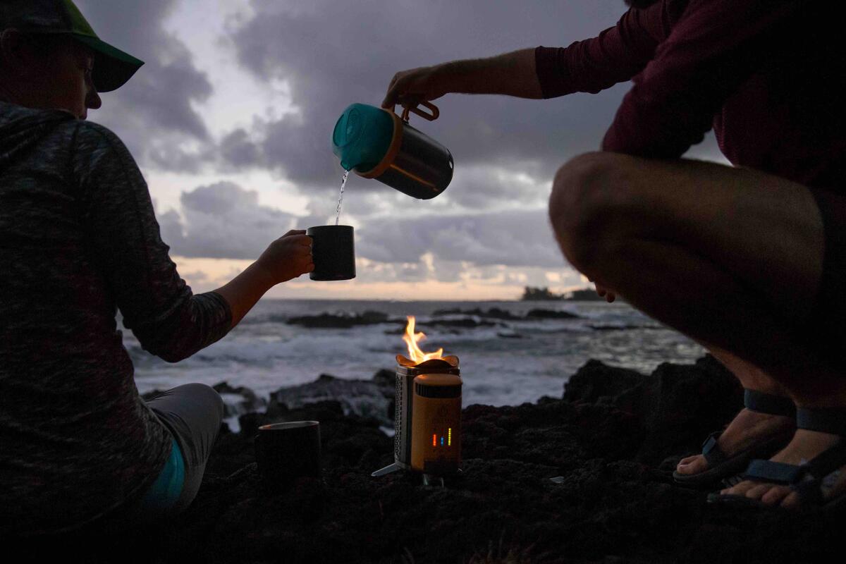Nærbilde av CampStove 2+ biomassekoker med USB