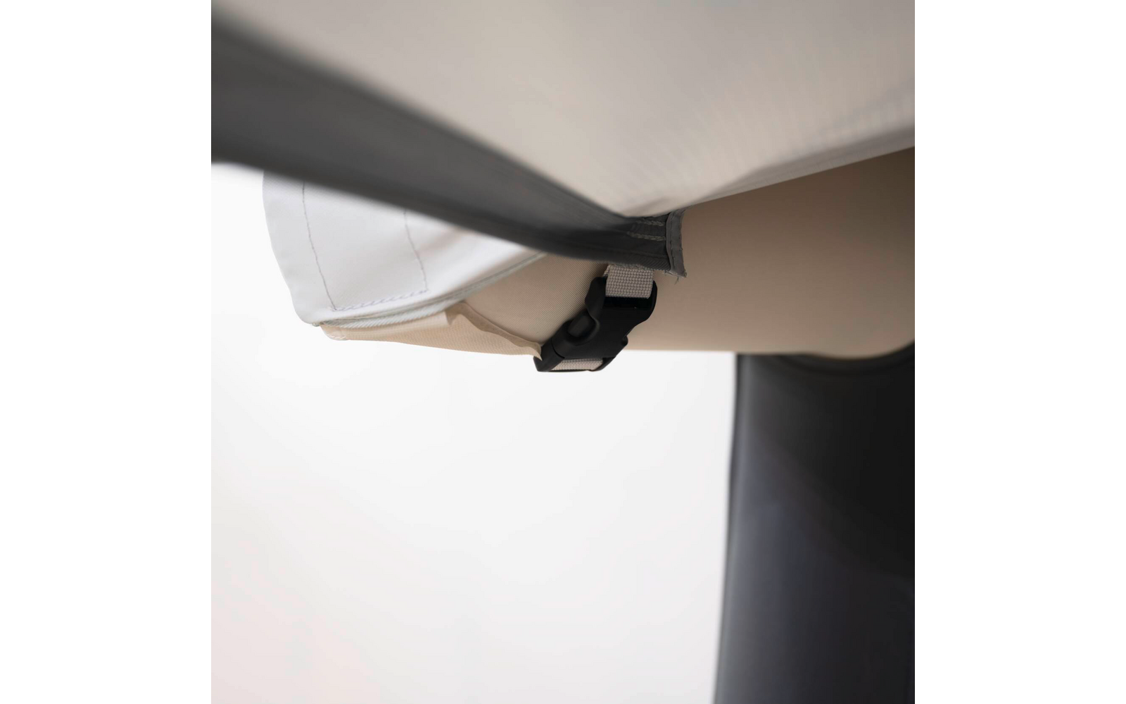 Montert Canopy takforlengelse for Residence Air fortelt 470x180 cm - Dometic på campingplass