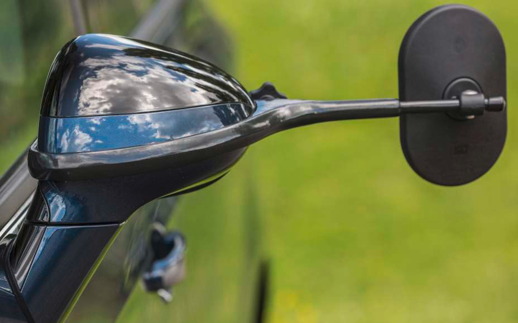 Caravanspeil for VW T5, T6 og Amarok fra 2009 - Emuk montert på bilens store sidespeil