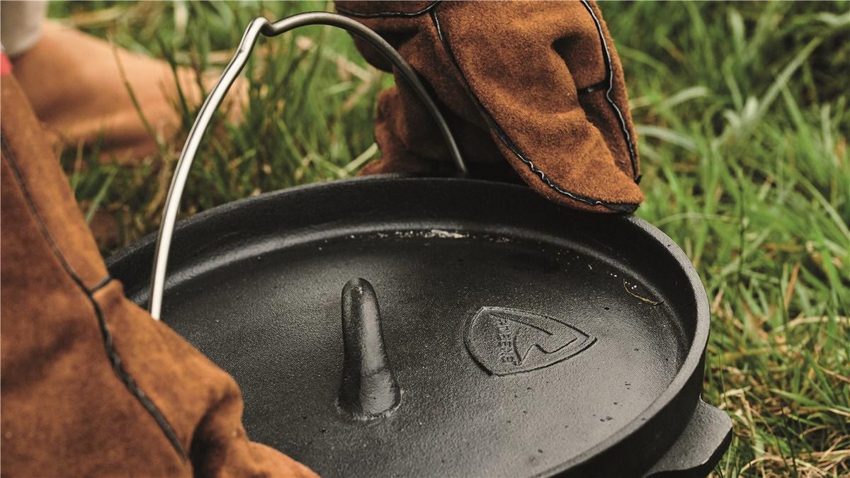 Bakside av Carson Dutch Oven støpejern med føtter og lokk - Robens