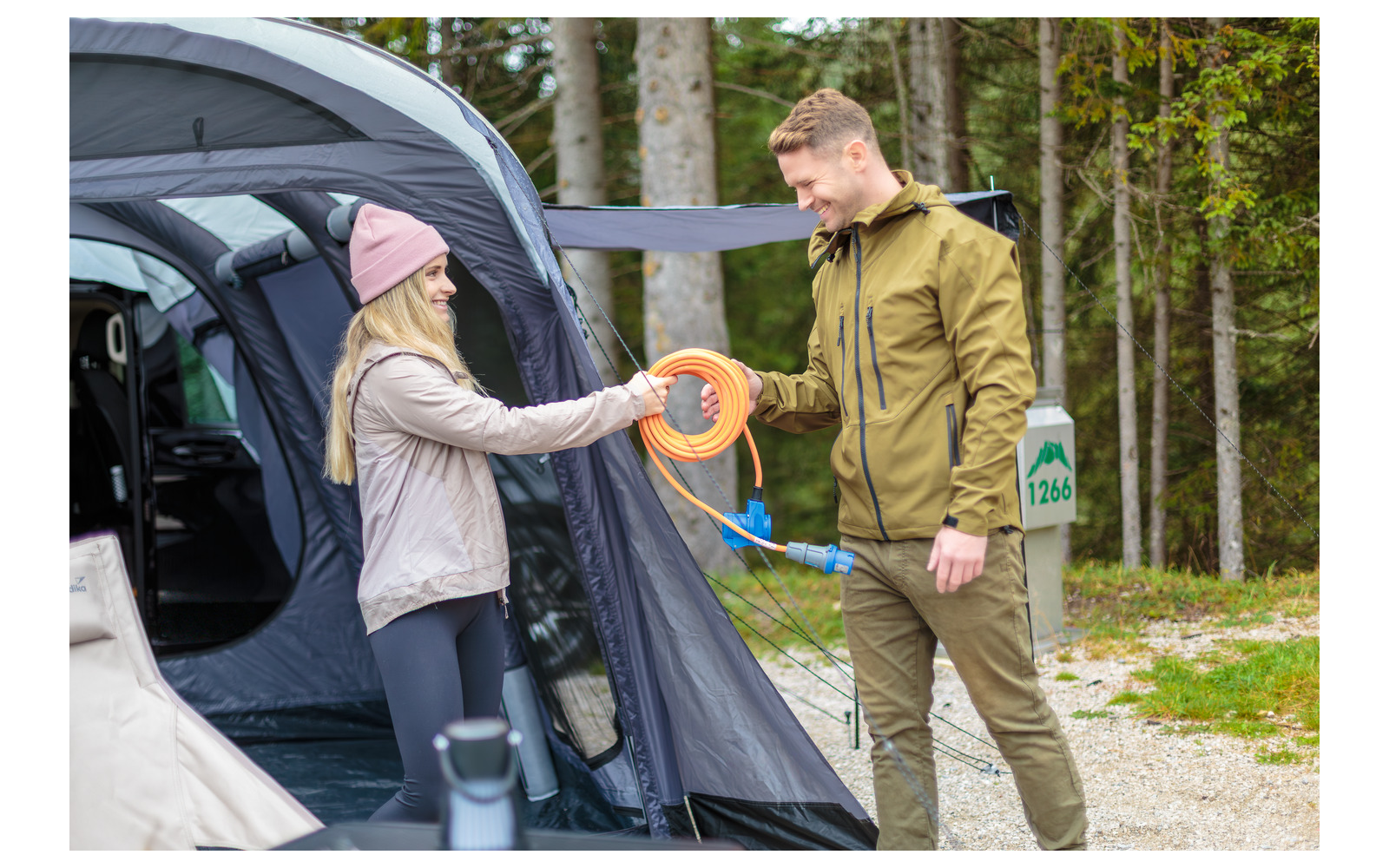 Signalorange farge på CEE skjøtekabel camping med vinkelkobling og schuko-uttak 1,5 m - Brennenstuhl