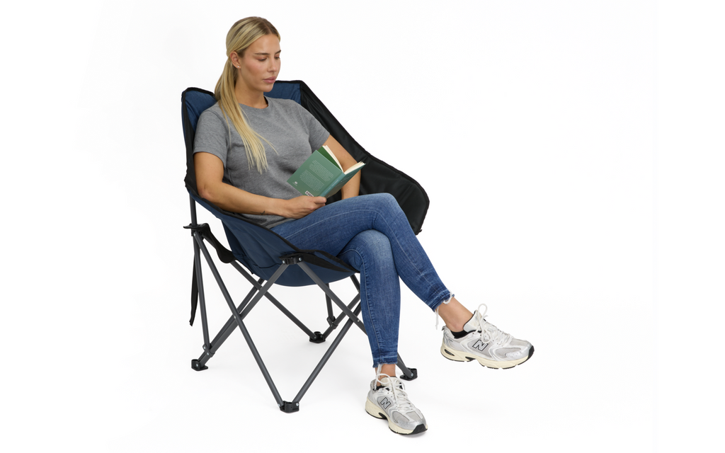 Chillout sammenleggbar campinglenestol med polstring i bruk på camping