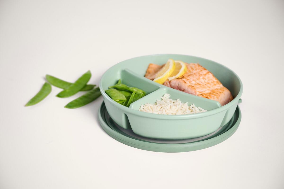 Cirqula Bento lunchbolle med 3 rom 230x230mm - Mepal montert med mat
