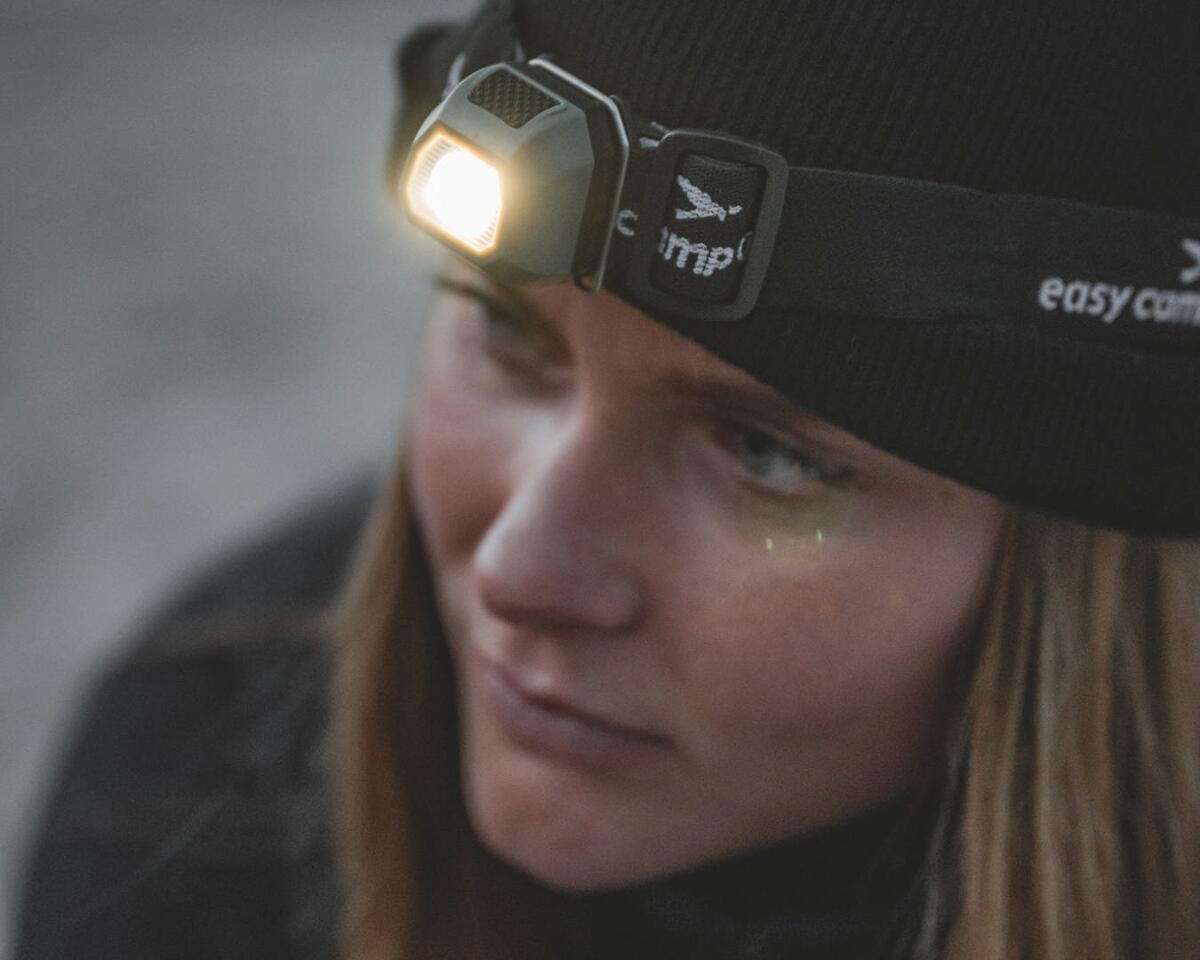 Montert Clover LED-hodelykt svart grønn i bruk