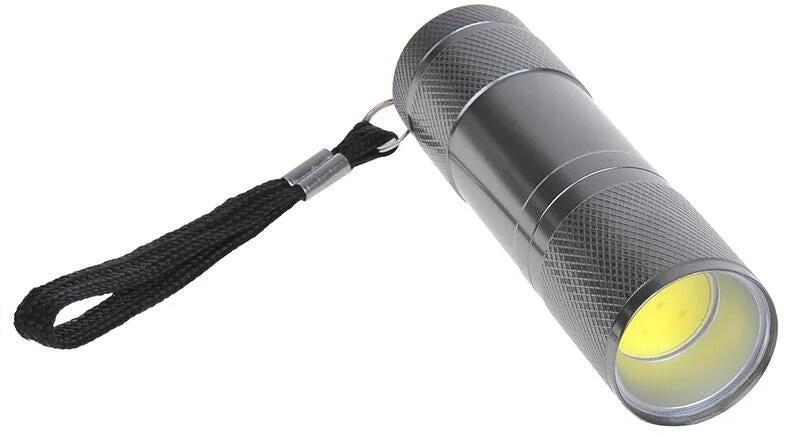 COB LED-lommelykt i aluminium med batterier forfra