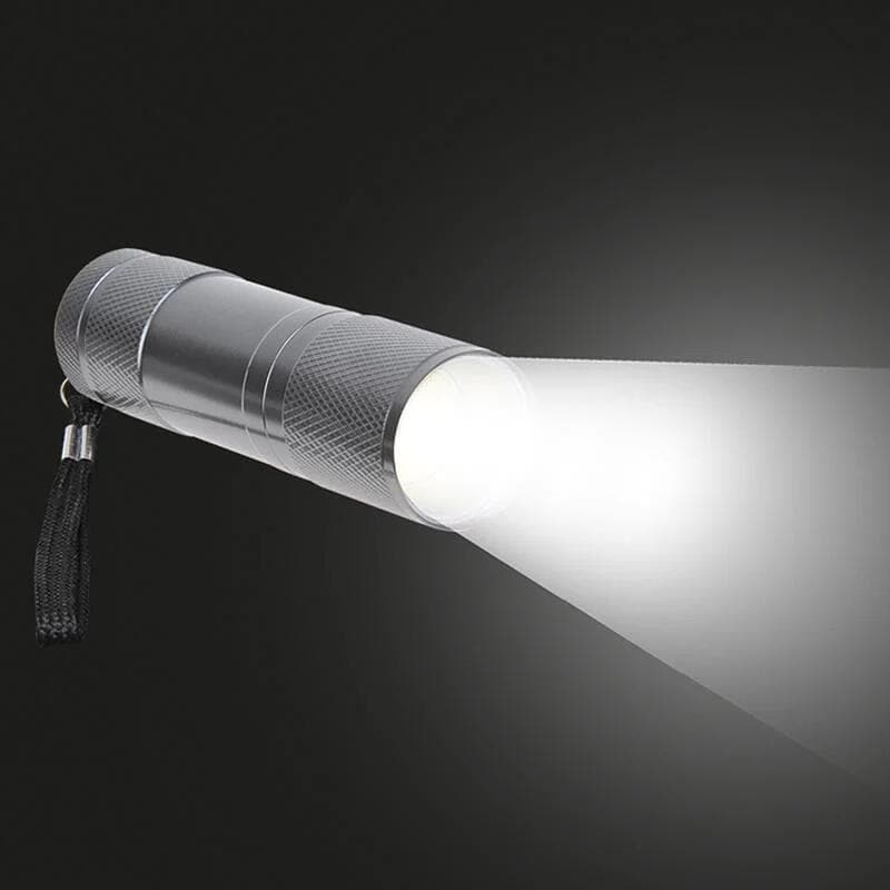 Montert COB LED-lommelykt i aluminium med batterier på campingutstyr