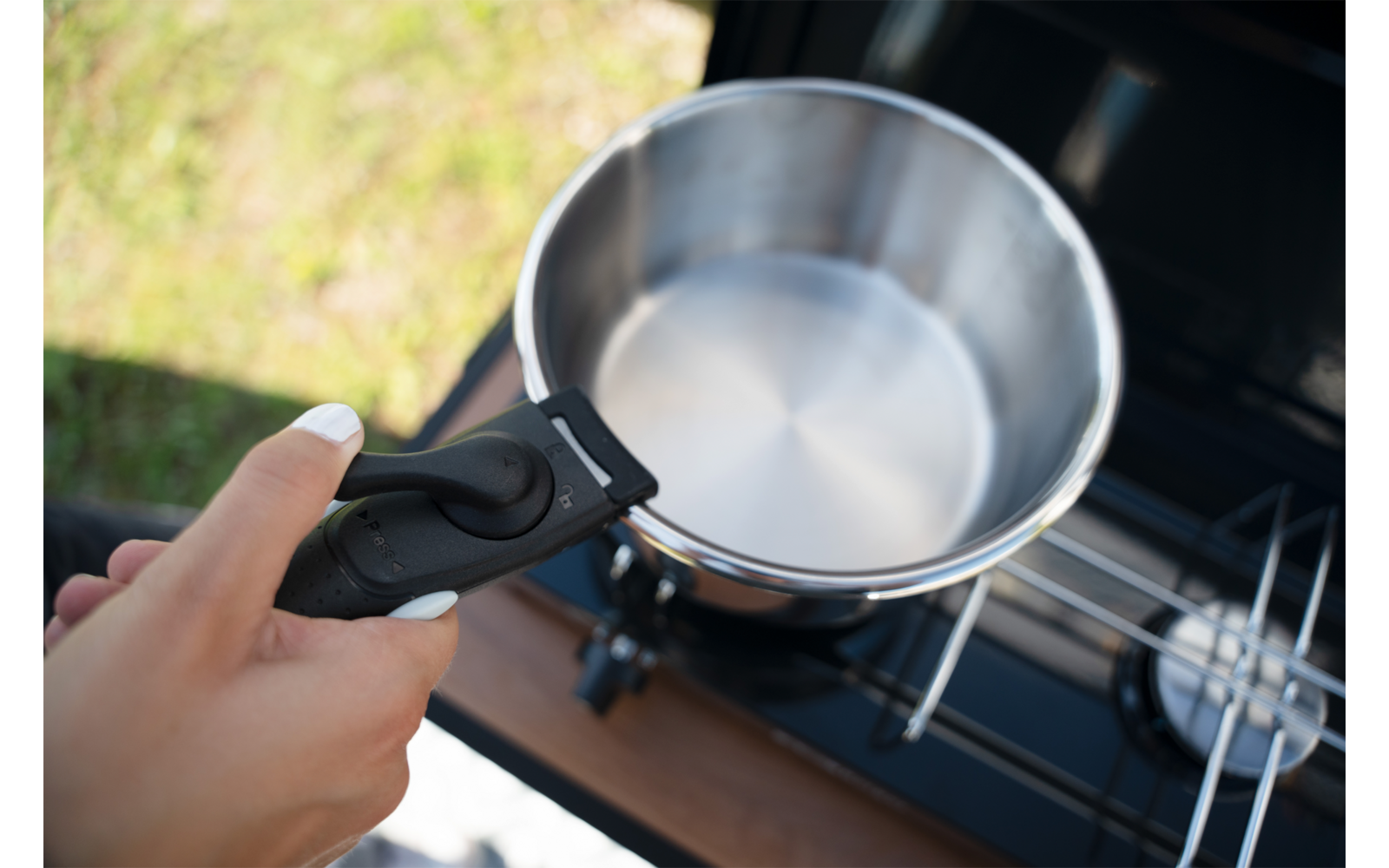 DeepSmoke kjele rustfritt stål Ø16 cm 1,5 l nærbilde av håndtak