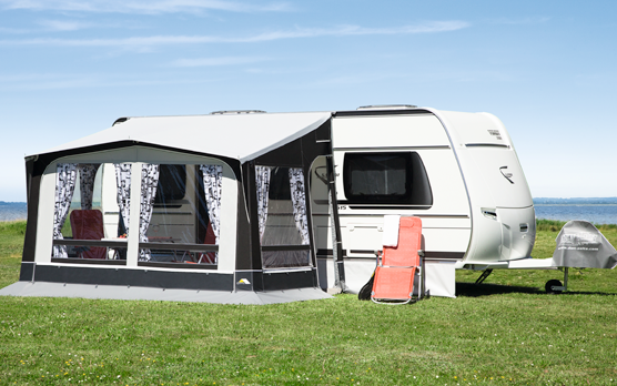 Delfortelt Jazz Gr.1 300x240 cm med stålstenger montert foran campingvogn