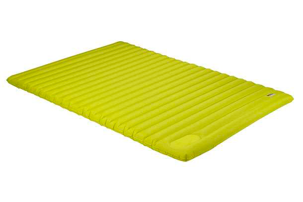 Dobbel luftmadrass Dallas Twin med pumpe 194x138x10 cm - High Peak i fargen Citronelle med horisontale luftkammer
