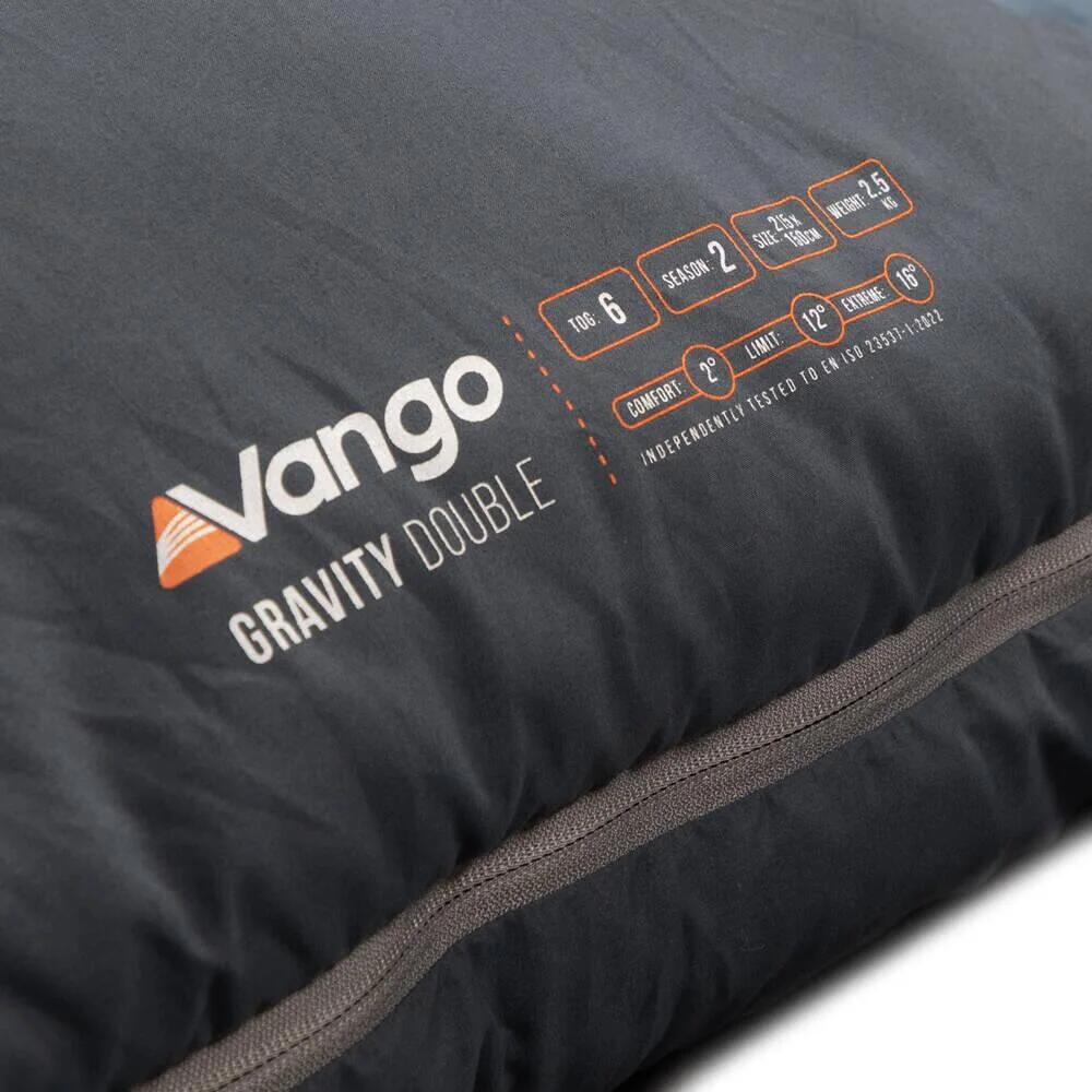Dobbel sovepose Gravity 2-sesonger 210 cm Deep Blue montert på campingplass