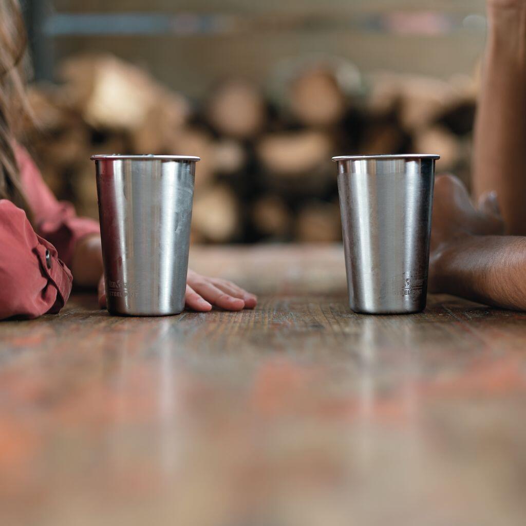 Montert Drikkebeger Pint Cup 473 ml rustfritt stål 18/8 sølv i bruk