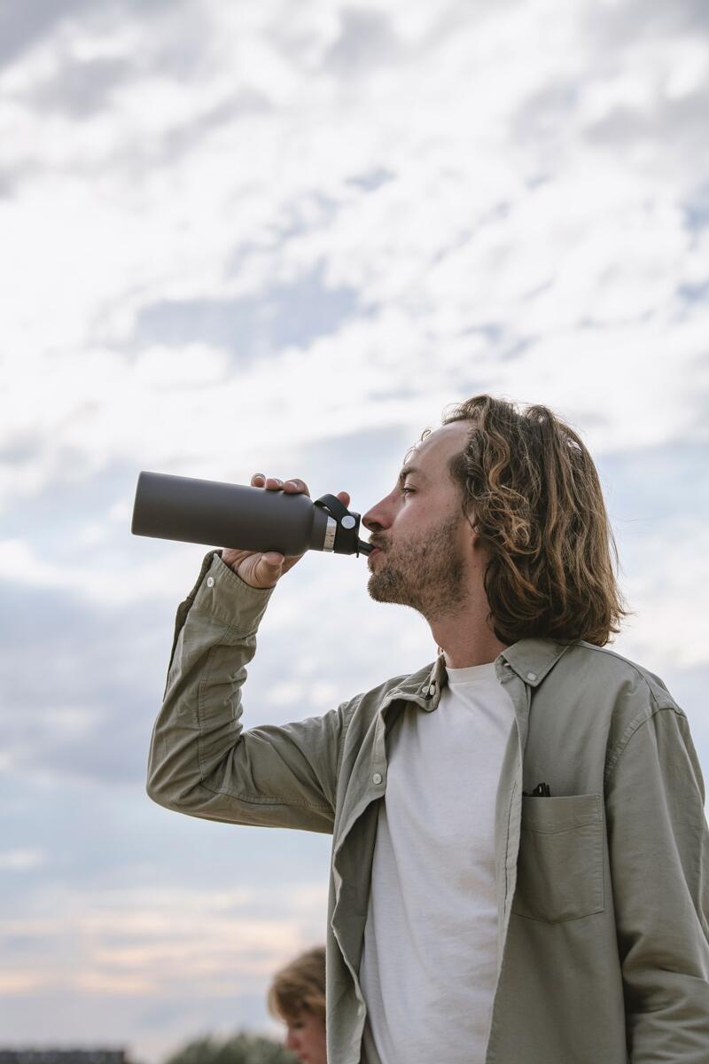 Montert drikkekork til 600 ml termosflaske med sugerør svart - Rebel Outdoor