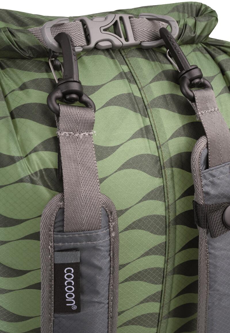 Drybag bærereim 168 cm med karabiner 80 g grå i bruk på camping