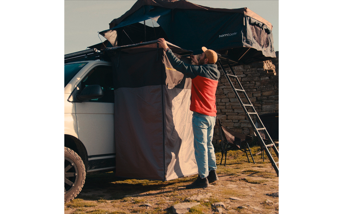 Dusjtelt Horizon til takstativ med LED-lys, grå - Horntools i bruk på campingtur i naturen