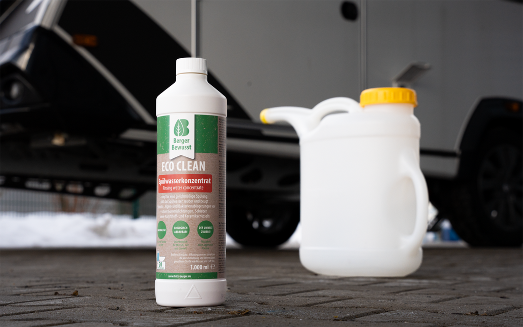 Eco Clean spylevannkonsentrat montert på campingtoalett
