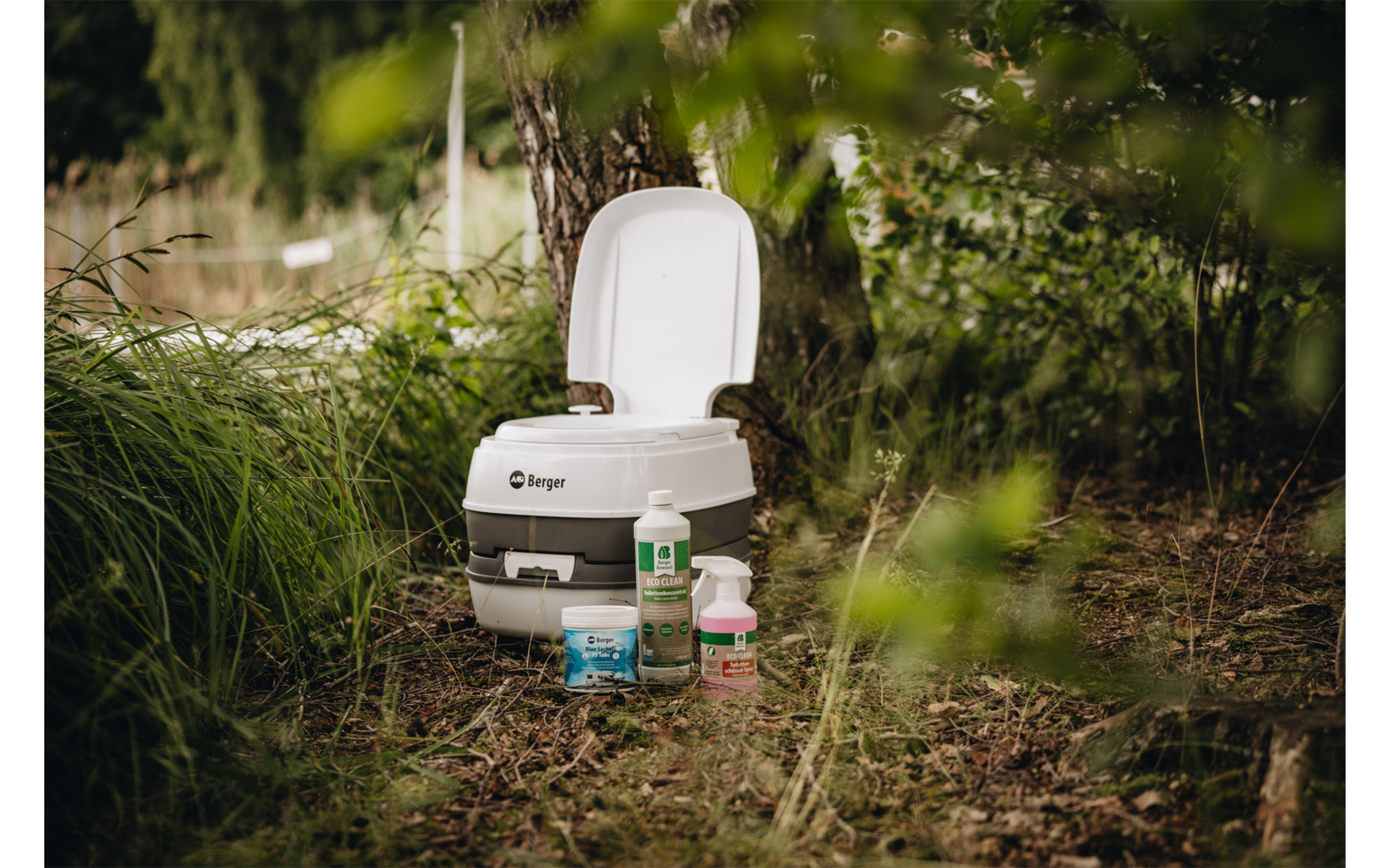 Detaljbilde av Eco Clean toaletttilsetning flaske og etikett