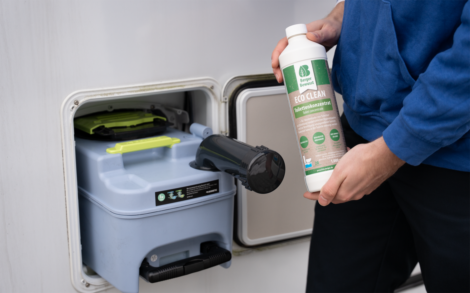 Eco Clean toaletttilsetning montert ved campingtoalett