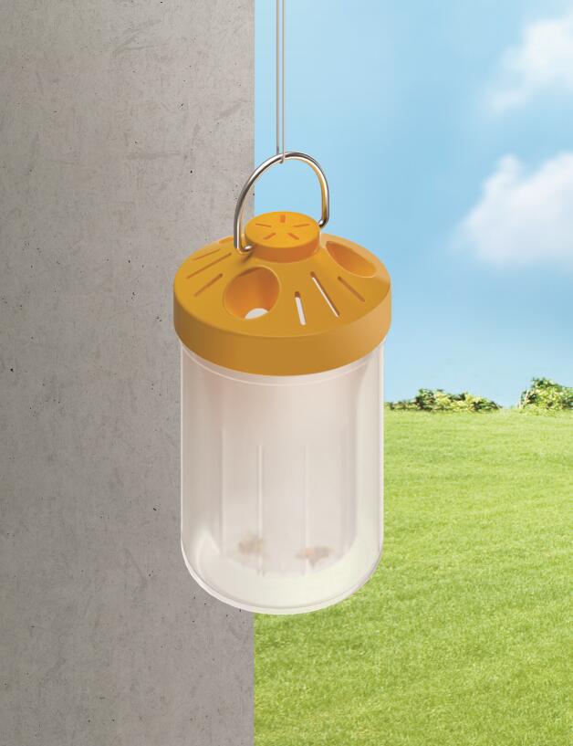 Detaljbilde av Eco-Trap vepsefelle i plast med snor og krok