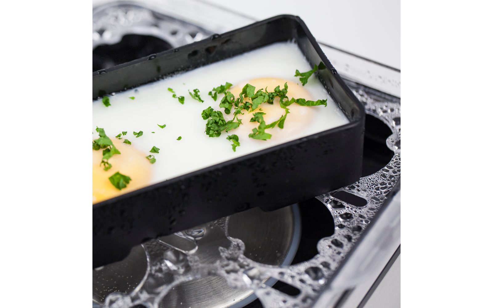 Detalj av posjereinnlegg i Eggkoker E9 for opptil 8 egg med posjereinnlegg