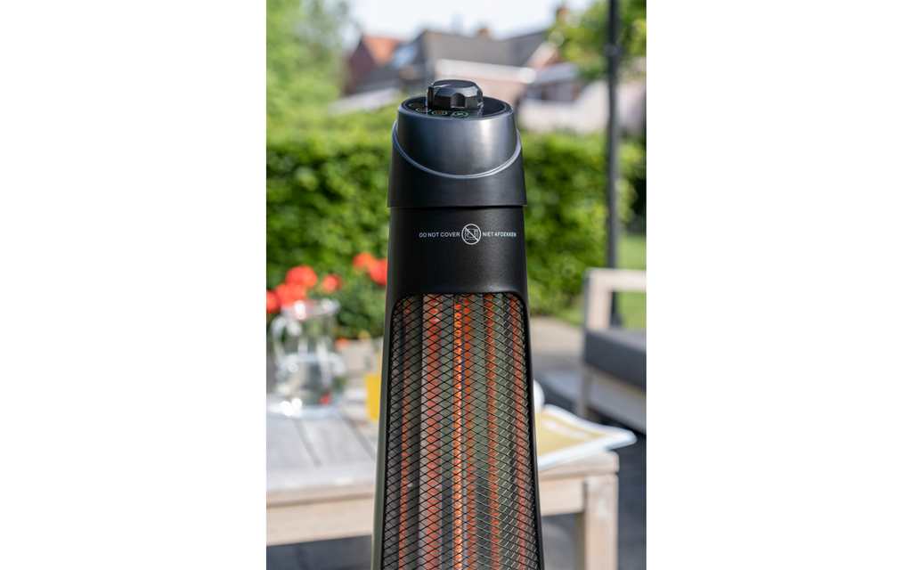 Elektrisk terrassestråler Q-Tower 1200 W med svingfunksjon montert i hage