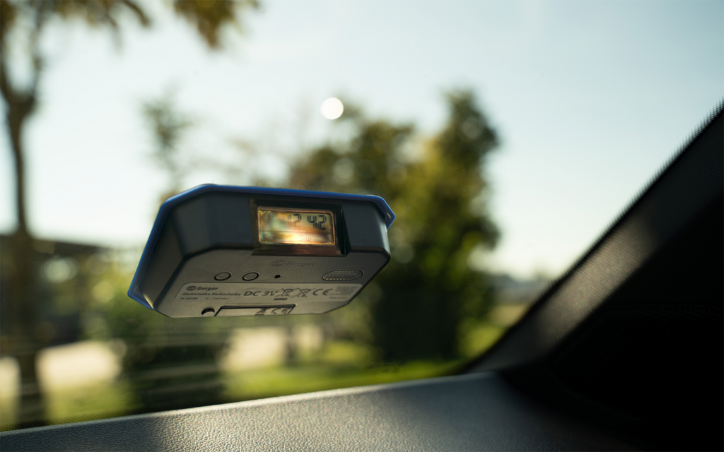 Nærbilde av display på elektronisk parkeringsskive med automatisk tidsinnstilling