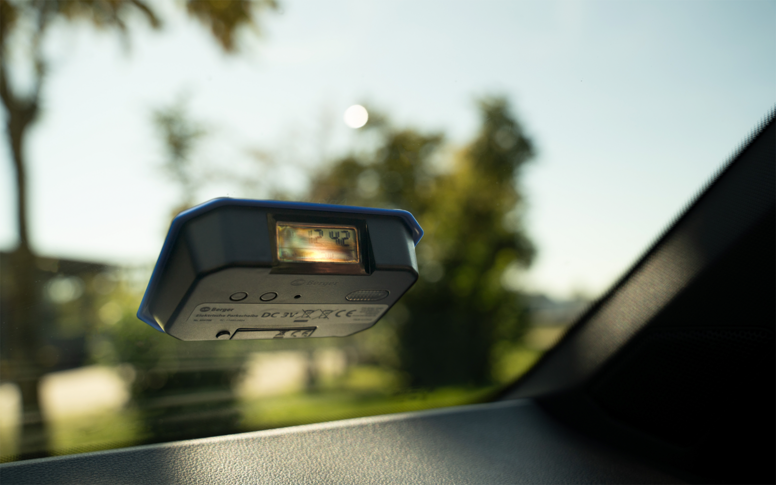 Nærbilde av display på elektronisk parkeringsskive med automatisk tidsinnstilling