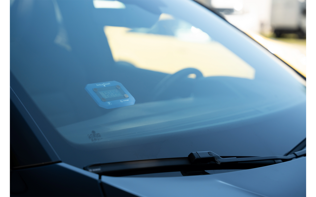 Elektronisk parkeringsskive med automatisk tidsinnstilling og klebepads