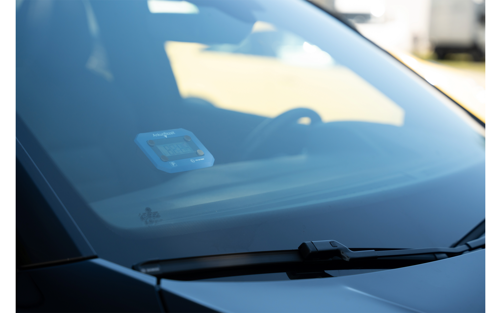 Elektronisk parkeringsskive med automatisk tidsinnstilling og klebepads