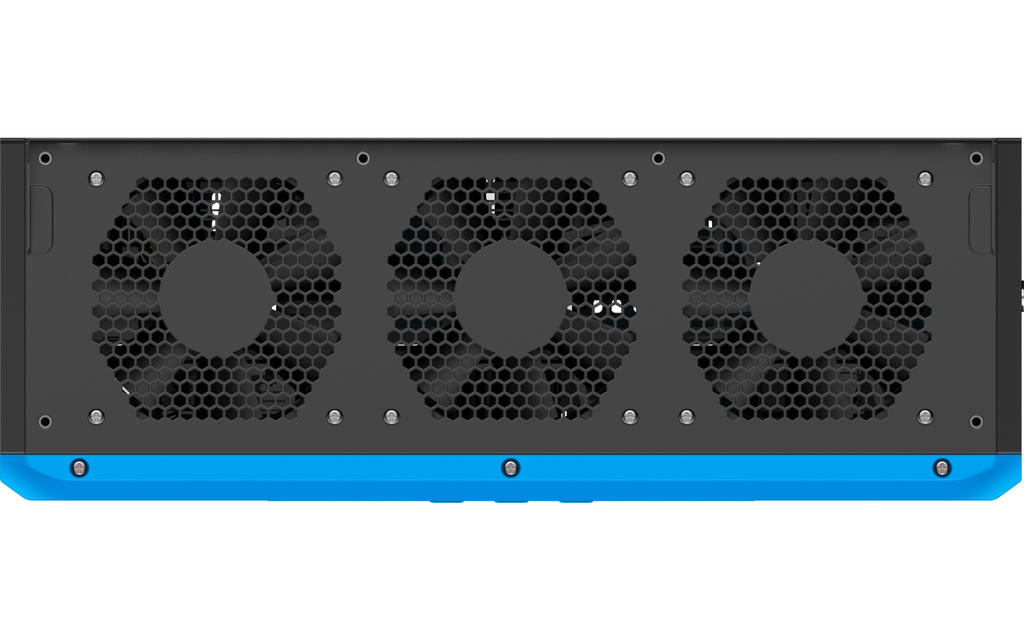 Detalj av tilkoblinger på Energisystem RV5 Power Hub 5000W med 5120 Wh LiFePO4 batteri