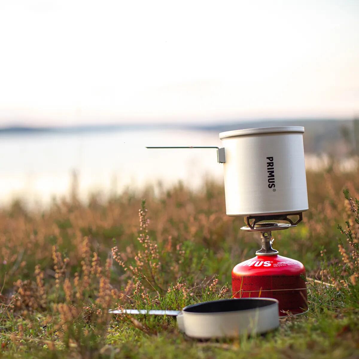 Essential Trek Pot gryte med stekepanne 1 liter aluminium i bruk på camping